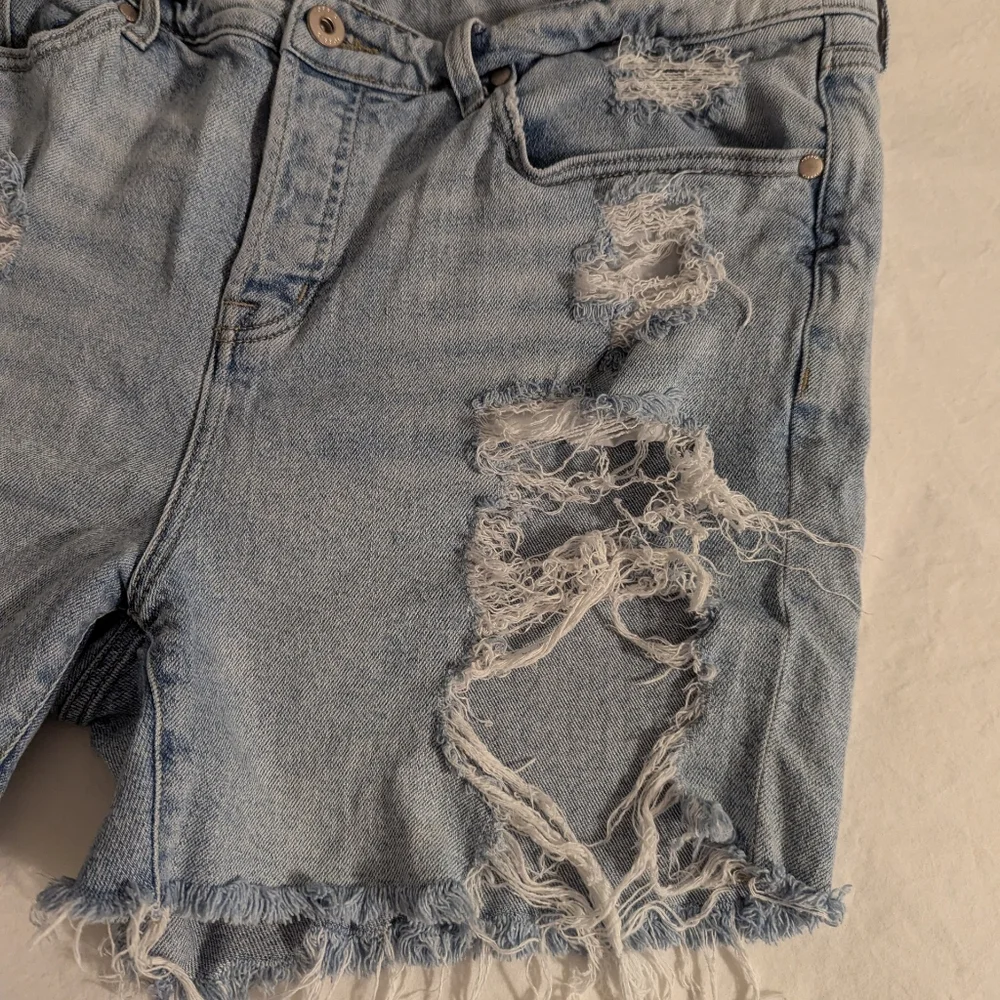 Torrid Women's Shorts Jean  distressed cutoff denim size 16 Stars See Photos - Picture 3 of 7